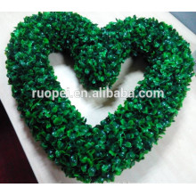 Couronne en forme de coeur en plastique artificiel vert de vente chaude